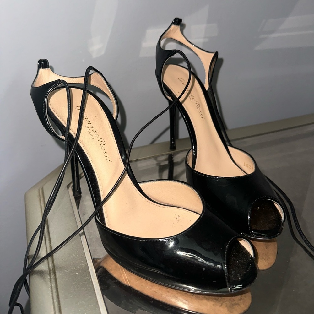 Gianvito Rossi Peep Toe heels